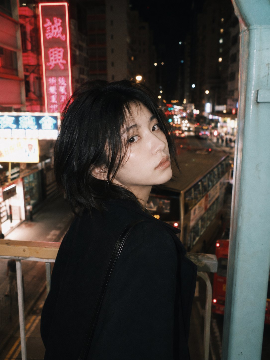 同一 AI 角色的夜間街景素材